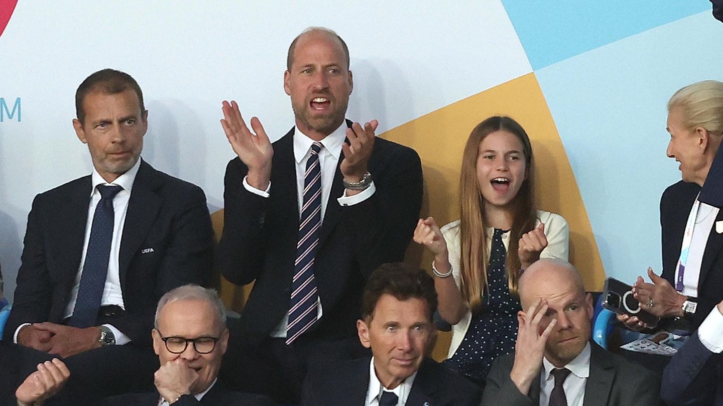 Prinzessin Charlotte im blauen Kleid ballt auf der Tribüne die Fäuste