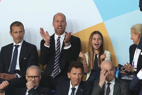 Prinzessin Charlotte im blauen Kleid ballt auf der Tribüne die Fäuste