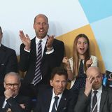 Prinzessin Charlotte im blauen Kleid ballt auf der Tribüne die Fäuste