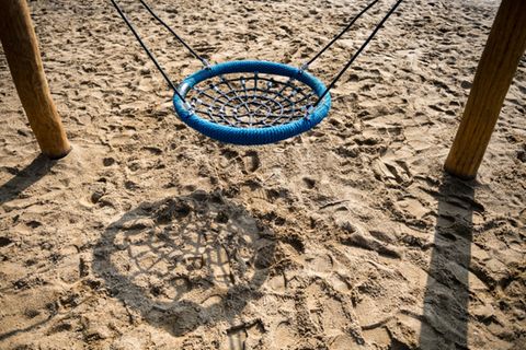 Schaukel auf Spielplatz