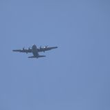 Ein Flugzeug fliegt am Sonntag über den Gazastreifen ...