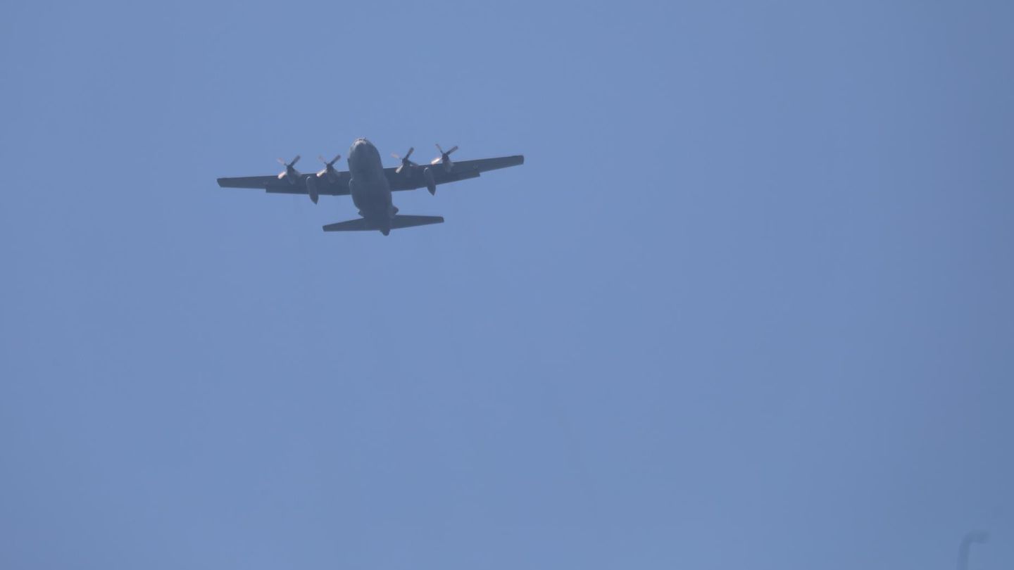 Nahost-Konflikt: Ein Flugzeug fliegt am Sonntag über den Gazastreifen ... Ein Flugzeug fliegt am Sonntag über den Gazastreifen ...