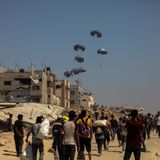 Dort, wo die Hilfsgüter niedergehen, strömt die Bevölkerung des Gazastreifens zusammen