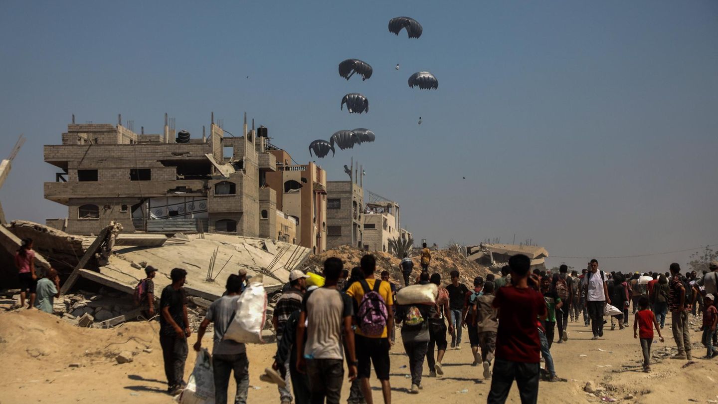 Dort, wo die Hilfsgüter niedergehen, strömt die Bevölkerung des Gazastreifens zusammen