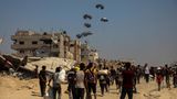 Dort, wo die Hilfsgüter niedergehen, strömt die Bevölkerung des Gazastreifens zusammen