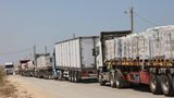 Am ersten Tag der teilweisen Waffenruhe im Gazastreifen sind nach israelischen Angaben mehr als 120 Lkw-Ladungen Hilfsgüter verteilt worden