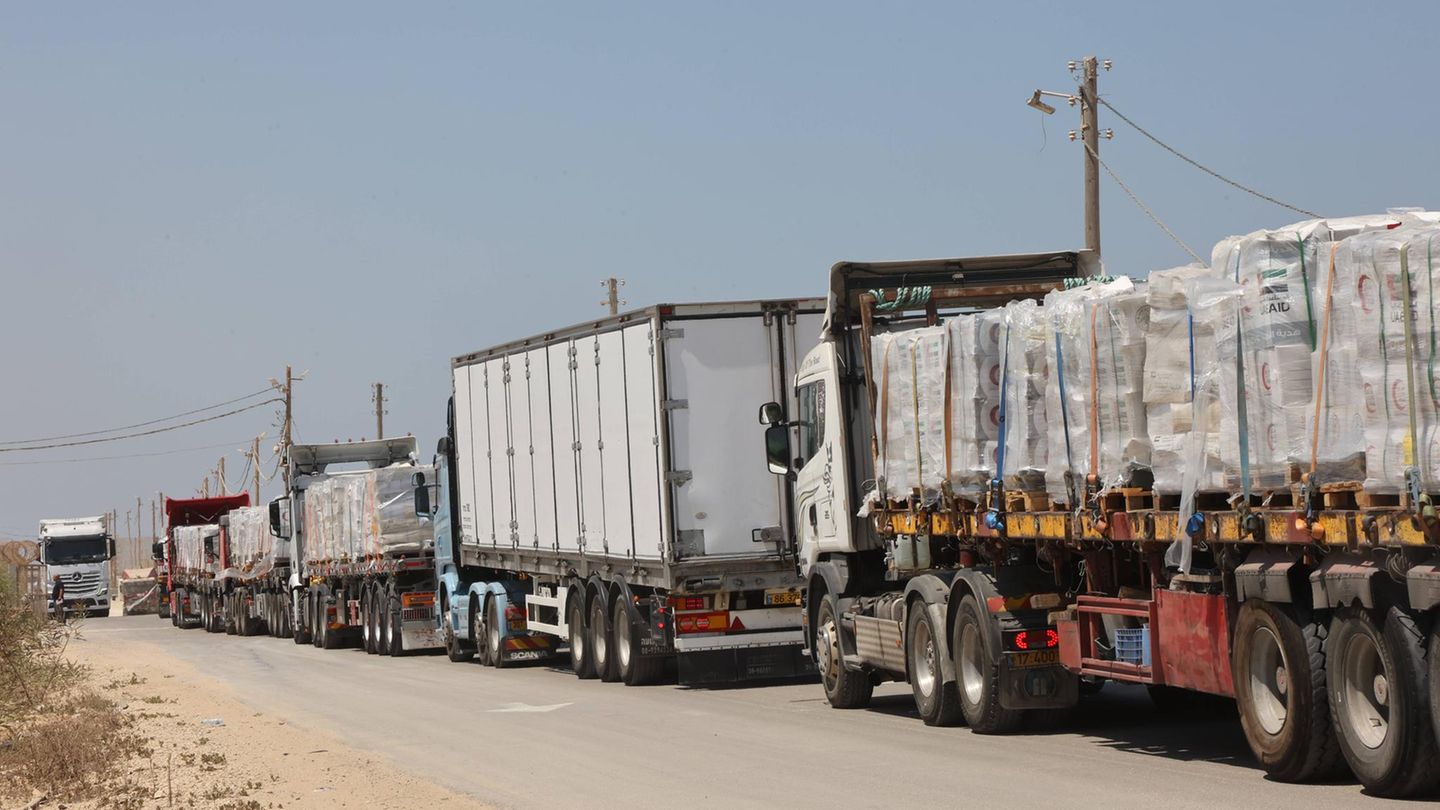 Am ersten Tag der teilweisen Waffenruhe im Gazastreifen sind nach israelischen Angaben mehr als 120 Lkw-Ladungen Hilfsgüter verteilt worden