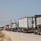 Am ersten Tag der teilweisen Waffenruhe im Gazastreifen sind nach israelischen Angaben mehr als 120 Lkw-Ladungen Hilfsgüter verteilt worden