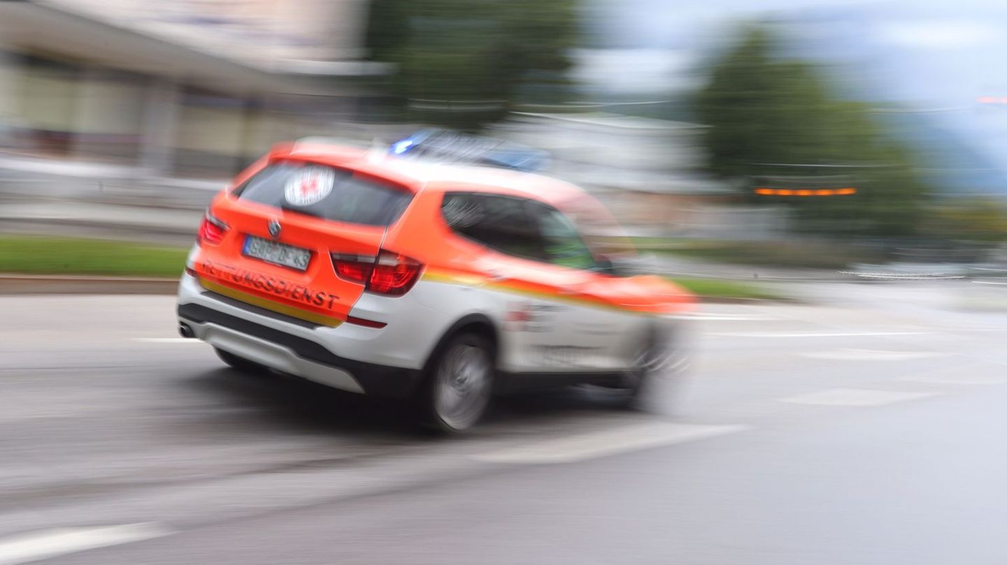 Verkehr: Auto erfasst Neugeborenes auf Parkplatz - Baby stirbt