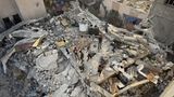 Palästinenser inspizieren die Trümmer eines zerstörten Hauses nach einem israelischen Luftangriff auf das Viertel Mawasi. Bei dem nächtlichen Angriff sollen in dem Haus und in benachbarten Zelten 15 Menschen getötet worden sein. Nach massiver Kritik wegen der katastrophalen humanitären Lage im Gazastreifen hatte die israelische Armee am Sonntag "taktische Pausen" ihres Einsatzes in Teilen des Gazastreifens angekündigt