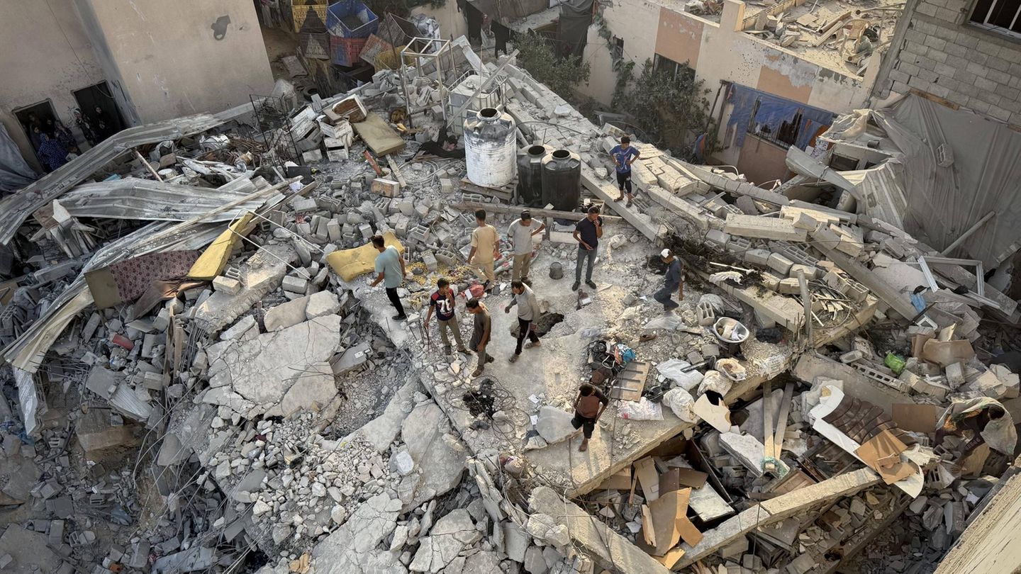 Nahost-Konflikt: Palästinenser inspizieren die Trümmer eines zerstörten Hauses nach einem israelischen Luftangriff auf das Viertel Mawasi. Bei dem nächtlichen Angriff sollen in dem Haus und in benachbarten Zelten 15 Menschen getötet worden sein. Nach massiver Kritik wegen der katastrophalen humanitären Lage im Gazastreifen hatte die israelische Armee am Sonntag "taktische Pausen" ihres Einsatzes in Teilen des Gazastreifens angekündigt Palästinenser inspizieren die Trümmer eines zerstörten Hauses nach einem israelischen Luftangriff auf das Viertel Mawasi. Bei dem nächtlichen Angriff sollen in dem Haus und in benachbarten Zelten 15 Menschen getötet worden sein. Nach massiver Kritik wegen der katastrophalen humanitären Lage im Gazastreifen hatte die israelische Armee am Sonntag "taktische Pausen" ihres Einsatzes in Teilen des Gazastreifens angekündigt