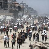 Wo Hilfsgüter verteilt werden, strömen Menschen zusammen – manche haben schon weiße Säcke mit Lebensmitteln ergattert