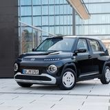 Hyundai Inster  Der Hyundai Inster ist einer der wenigen Kleinwagen mit Elektroantrieb auf dem Markt. Mit coolem Design startet er bei knapp 23.000 Euro, wobei Händlerpreise für Modelle mit guter Ausstattung oft niedriger sind. Im Innenraum bietet der Elektrokleinwagen Platz für den Fahrer und drei weitere Personen. Zwei 10,3-Zoll-Bildschirme, Navigation und exzellente Smartphone-Vernetzung begeistern nicht nur junge Fahrer