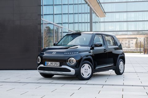 Hyundai Inster  Der Hyundai Inster ist einer der wenigen Kleinwagen mit Elektroantrieb auf dem Markt. Mit coolem Design startet er bei knapp 23.000 Euro, wobei Händlerpreise für Modelle mit guter Ausstattung oft niedriger sind. Im Innenraum bietet der Elektrokleinwagen Platz für den Fahrer und drei weitere Personen. Zwei 10,3-Zoll-Bildschirme, Navigation und exzellente Smartphone-Vernetzung begeistern nicht nur junge Fahrer