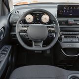 Hyundai Inster  Ein 71 kW / 97 PS starker Elektromotor mit einer 42-kWh-Batterie ermöglicht Reichweiten von etwas über 300 Kilometern. Dazu kommen kompakte Abmessungen, USB-Ports und zahlreiche Fahrerassistenzsysteme wie Einparkhilfe, Rückfahrkamera und Airbags. Leider fehlen in der Basisversion sinnvolle Details wie LED-Scheinwerfer oder Alufelgen