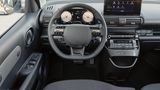 Hyundai Inster  Ein 71 kW / 97 PS starker Elektromotor mit einer 42-kWh-Batterie ermöglicht Reichweiten von etwas über 300 Kilometern. Dazu kommen kompakte Abmessungen, USB-Ports und zahlreiche Fahrerassistenzsysteme wie Einparkhilfe, Rückfahrkamera und Airbags. Leider fehlen in der Basisversion sinnvolle Details wie LED-Scheinwerfer oder Alufelgen
