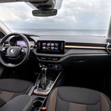 Skoda Fabia  Das Platzangebot ermöglicht, dass am Wochenende nicht nur Freunde, sondern auch die halbe Familie im Fünftürer Platz finden. Neben Airbags, einem Frontradar mit Notbremssystem, Parksensoren und LED-Scheinwerfern bietet der Fabia in der Basisversion wenig Extras. Die Ausstattungsvariante "Fabia Selection" ist die bessere Wahl, da sie Infotainment mit Android Auto oder Apple CarPlay (auf einem 8-Zoll-Bildschirm), Bluetooth, Sitzheizung und Klimaanlage bietet