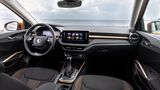 Skoda Fabia  Das Platzangebot ermöglicht, dass am Wochenende nicht nur Freunde, sondern auch die halbe Familie im Fünftürer Platz finden. Neben Airbags, einem Frontradar mit Notbremssystem, Parksensoren und LED-Scheinwerfern bietet der Fabia in der Basisversion wenig Extras. Die Ausstattungsvariante "Fabia Selection" ist die bessere Wahl, da sie Infotainment mit Android Auto oder Apple CarPlay (auf einem 8-Zoll-Bildschirm), Bluetooth, Sitzheizung und Klimaanlage bietet