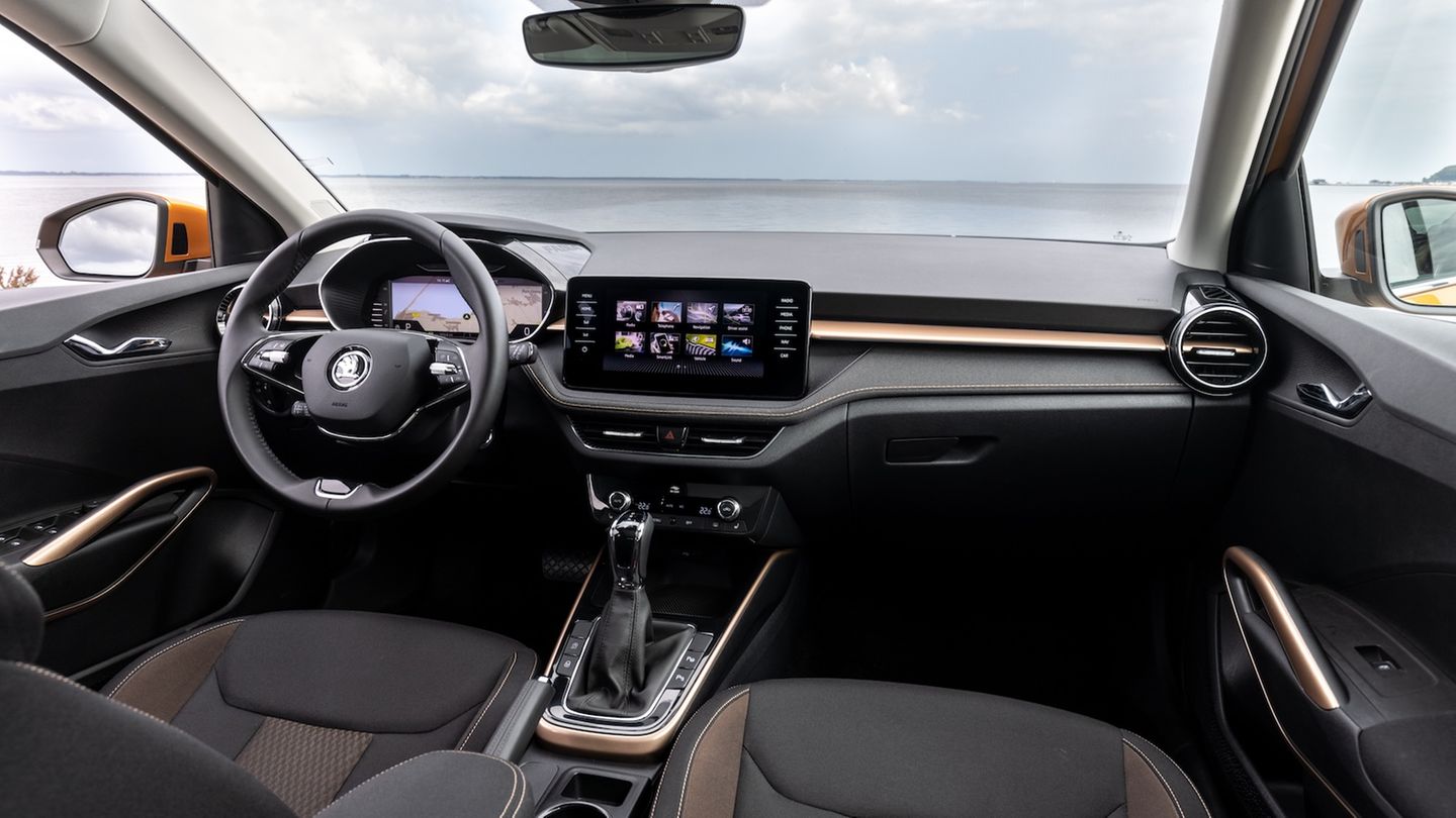 Skoda Fabia  Das Platzangebot ermöglicht, dass am Wochenende nicht nur Freunde, sondern auch die halbe Familie im Fünftürer Platz finden. Neben Airbags, einem Frontradar mit Notbremssystem, Parksensoren und LED-Scheinwerfern bietet der Fabia in der Basisversion wenig Extras. Die Ausstattungsvariante "Fabia Selection" ist die bessere Wahl, da sie Infotainment mit Android Auto oder Apple CarPlay (auf einem 8-Zoll-Bildschirm), Bluetooth, Sitzheizung und Klimaanlage bietet