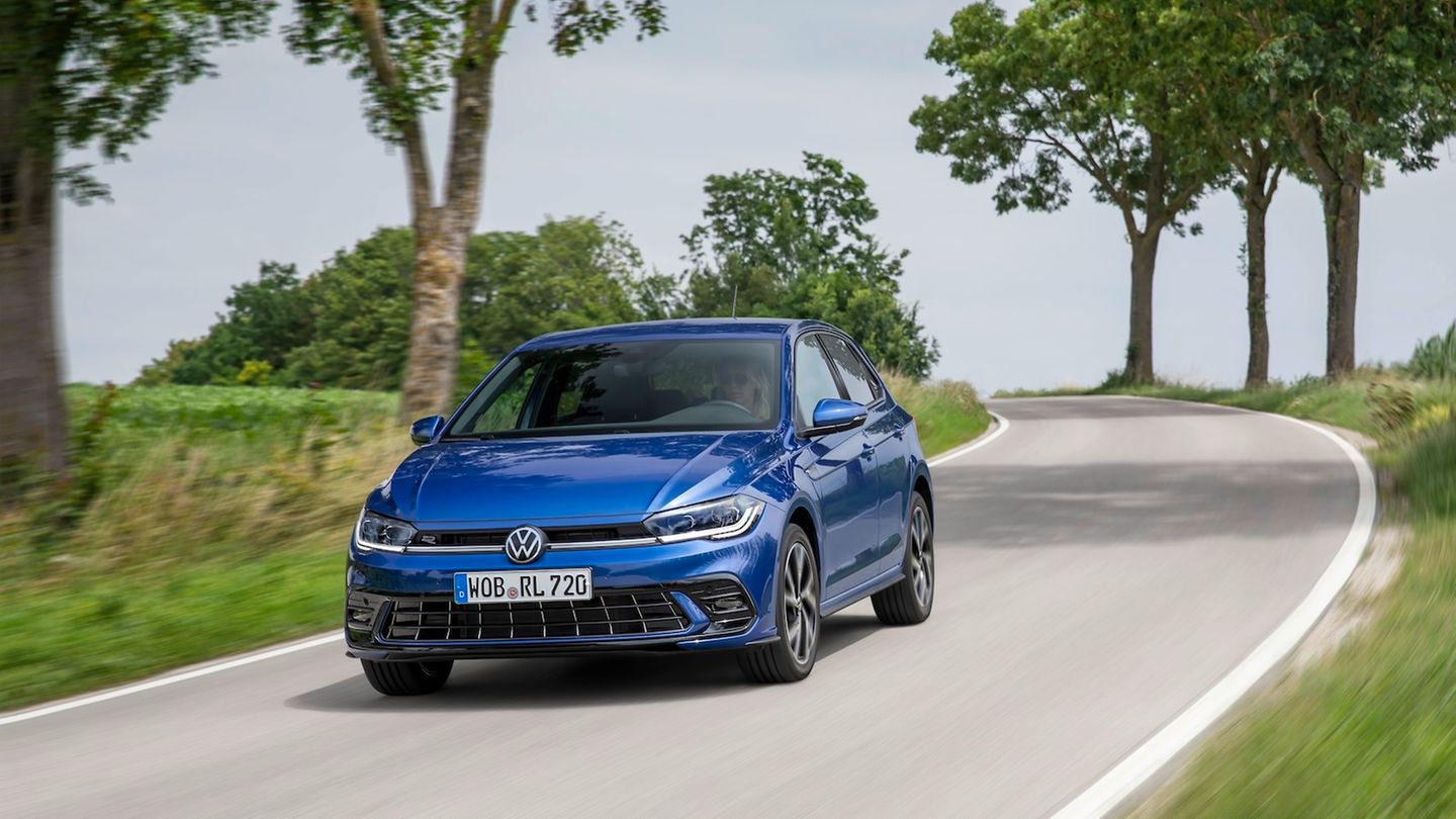 VW Polo  Zum nahezu gleichen Preis gibt es den VW Polo, den Zwillingsbruder des Skoda Fabia, mit identischem Antrieb. Die 80-PS-Variante startet mit Basisausstattung bei 19.835 Euro. Digitalcockpit, LED-Scheinwerfer, Klimaanlage und Multifunktionslenkrad sind ebenso enthalten wie ein Basispaket an Fahrerassistenzsystemen und eine hohe Wertstabilität, die beim Wiederverkauf von Vorteil ist