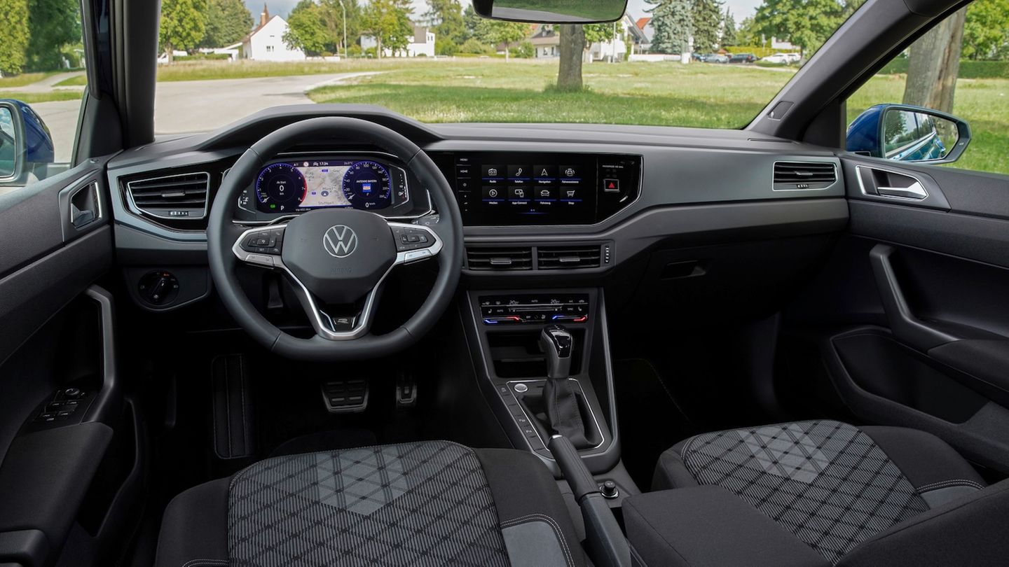 Service: VW Polo Die Unterhaltskosten bleiben durch einen Normverbrauch von 5,2 Litern Super auf 100 Kilometer überschaubar. Die nächsthöhere Ausstattungsvariante mit mehr Extras und einem längst selbstverständlichen Navigationssystem ist für knapp über 22.000 Euro für viele die bessere Wahl VW Polo Die Unterhaltskosten bleiben durch einen Normverbrauch von 5,2 Litern Super auf 100 Kilometer überschaubar. Die nächsthöhere Ausstattungsvariante mit mehr Extras und einem längst selbstverständlichen Navigationssystem ist für knapp über 22.000 Euro für viele die bessere Wahl