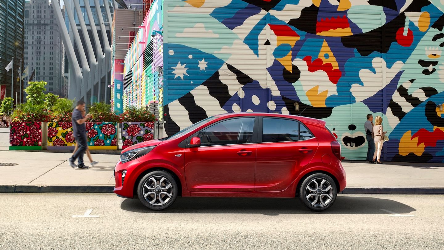 Service: Kia Picanto Einen so lässigen Kleinwagen wie den Kia Picanto findet man derzeit selten, denn in Sachen Styling ist der kleinste Kia ein Volltreffer. Mit dem etwas schwachen 68-PS-Benziner startet er bei knapp 18.000 Euro. Neben einem 8-Zoll-Navigationsbildschirm bietet der Südkoreaner sechs Lautsprecher, ein Multifunktionslenkrad, weit öffnende Türen und gute Übersichtlichkeit Kia Picanto Einen so lässigen Kleinwagen wie den Kia Picanto findet man derzeit selten, denn in Sachen Styling ist der kleinste Kia ein Volltreffer. Mit dem etwas schwachen 68-PS-Benziner startet er bei knapp 18.000 Euro. Neben einem 8-Zoll-Navigationsbildschirm bietet der Südkoreaner sechs Lautsprecher, ein Multifunktionslenkrad, weit öffnende Türen und gute Übersichtlichkeit