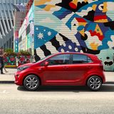 Kia Picanto  Einen so lässigen Kleinwagen wie den Kia Picanto findet man derzeit selten, denn in Sachen Styling ist der kleinste Kia ein Volltreffer. Mit dem etwas schwachen 68-PS-Benziner startet er bei knapp 18.000 Euro. Neben einem 8-Zoll-Navigationsbildschirm bietet der Südkoreaner sechs Lautsprecher, ein Multifunktionslenkrad, weit öffnende Türen und gute Übersichtlichkeit