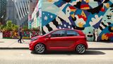Kia Picanto  Einen so lässigen Kleinwagen wie den Kia Picanto findet man derzeit selten, denn in Sachen Styling ist der kleinste Kia ein Volltreffer. Mit dem etwas schwachen 68-PS-Benziner startet er bei knapp 18.000 Euro. Neben einem 8-Zoll-Navigationsbildschirm bietet der Südkoreaner sechs Lautsprecher, ein Multifunktionslenkrad, weit öffnende Türen und gute Übersichtlichkeit