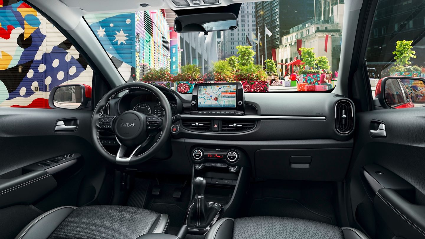 Kia Picanto  Leider rollt der Picanto auf unzeitgemäßen Stahlfelgen, bietet jedoch ein Basisangebot an Fahrerassistenzsystemen inklusive Rückfahrkamera und Parksensoren. Mit automatisiertem Getriebe und besserer Ausstattung kostet der Kia Picanto 1.0 Vision 19.350 Euro – ideal, wenn es kein Elektrokleinwagen sein soll