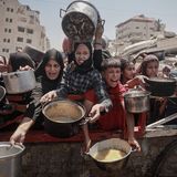 Die Verzweifelung steht diesen auf Lebensmittel hoffenden Menschen in Gaza ins Gesicht geschrieben