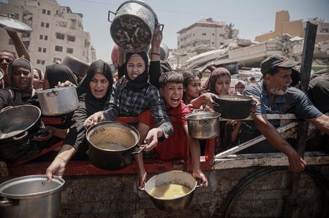 Die Verzweifelung steht diesen auf Lebensmittel hoffenden Menschen in Gaza ins Gesicht geschrieben