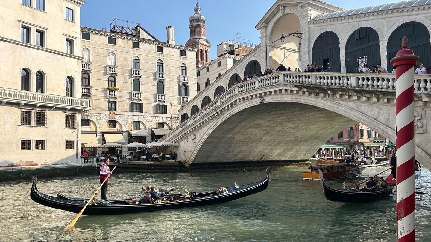 Dieses Jahr haben Tagestouristen in Venedigs Altstadt erneut ein Eintrittsticket kaufen müssen. Nun ist die Testphase des umstrittenen Systems beendet: Die Stadt zählte 720.000 zahlende Besucher, die rund 5,4 Millionen Euro einbrachten – fast doppelt so viel wie bei der Premiere im Jahr 2024. Die Regelung galt diesmal an 54 Tagen, wer früh buchte, zahlte fünf Euro. Kurzentschlossene mussten das Doppelte lassen.  Der Eintritt soll helfen, den Massentourismus besser zu steuern, habe gut funktioniert und für mehr Planungssicherheit bei den Besuchern gesorgt. Geldbeschaffung sei jedoch nicht das Ziel, so die Stadt. Ob das System auch 2026 wieder kommt, ist unklar