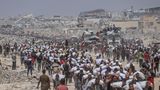 Ein Strom von Glücklichen mit Lebensmittel-Säcken auf den Schultern verlässt eine Verteilstelle bei al Sudaniya im Norden des Gazastreifens