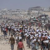 Ein Strom von Glücklichen mit Lebensmittel-Säcken auf den Schultern verlässt eine Verteilstelle bei al Sudaniya im Norden des Gazastreifens