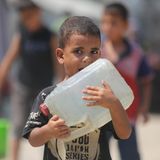 Auch die Wasserversorgung in Gaza ist ein Problem: Dieser Junge hofft darauf, seinen Kanister mit Trinkwasser befüllen zu können. Eine Entsalzungsanlage zur Aufbereitung von Trinkwasser im Gazastreifen sei nun wieder an das israelische Stromnetz angeschlossen worden, teilte Israels Armee mit
