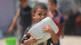 Auch die Wasserversorgung in Gaza ist ein Problem: Dieser Junge hofft darauf, seinen Kanister mit Trinkwasser befüllen zu können. Eine Entsalzungsanlage zur Aufbereitung von Trinkwasser im Gazastreifen sei nun wieder an das israelische Stromnetz angeschlossen worden, teilte Israels Armee mit