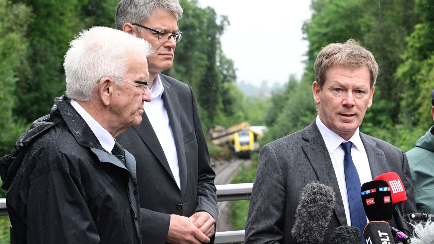 Entgleister Zug: Bahnchef kämpft mit Tränen: "Bilder gehen bei uns ins Mark"