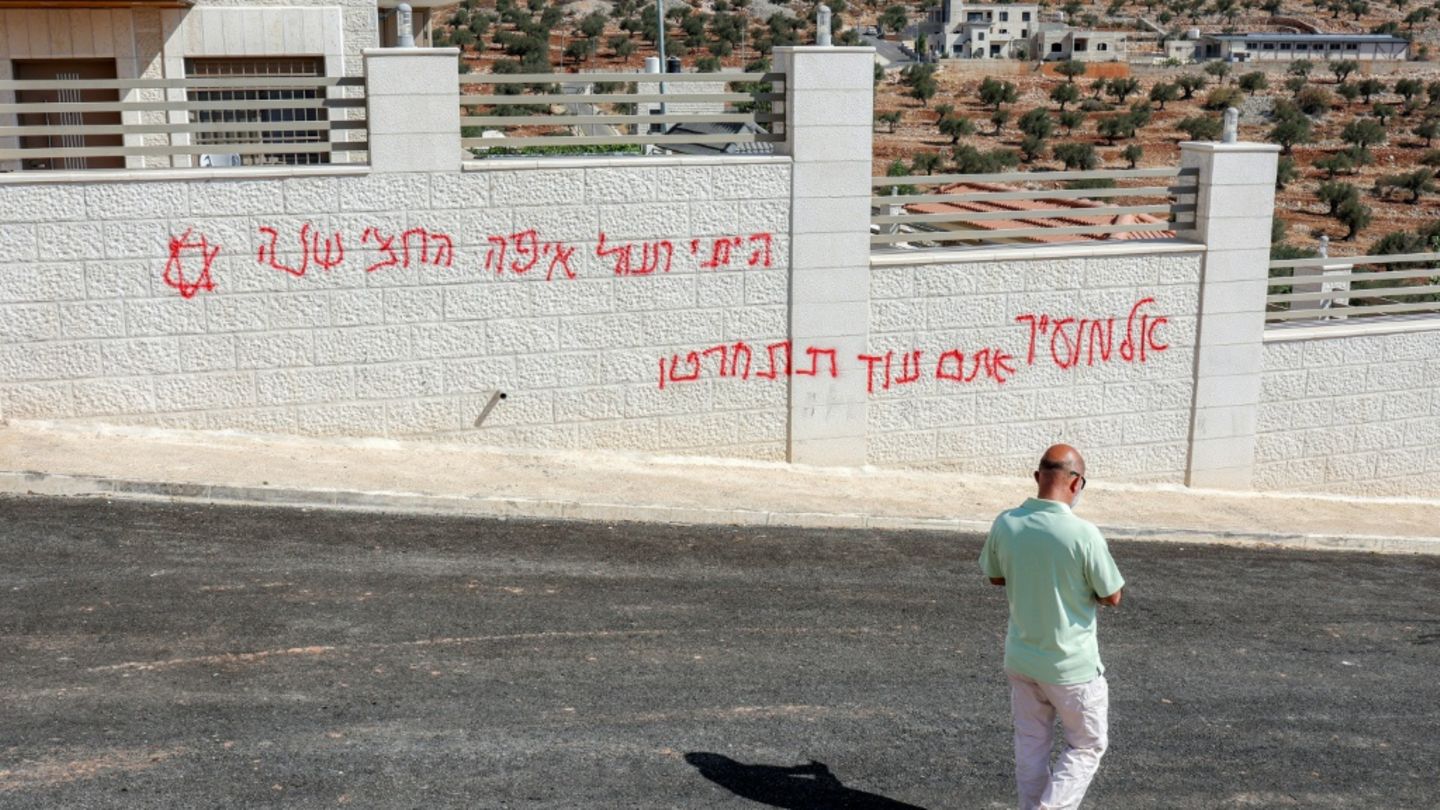 "Al-Mughajjir, du wirst es bereuen", besagt dieses hebräische Graffiti