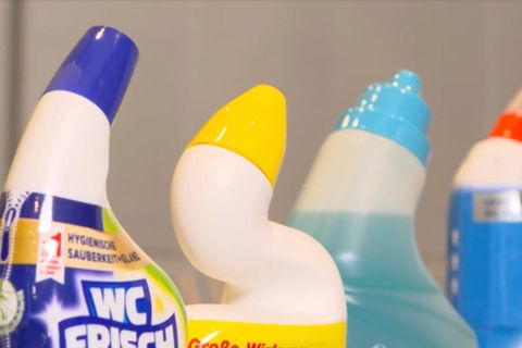 Verschiedene WC Reiniger stehen saufgereit nebeneinander.