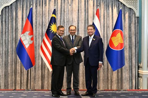 Malaysias Premierminister Ibrahim, Kambodschas Premierminister Manet und Thailands amtierender Premierminister Wechayachai
