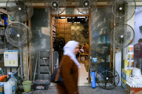Ventilatoren vor einem Geschäft in Bagdad