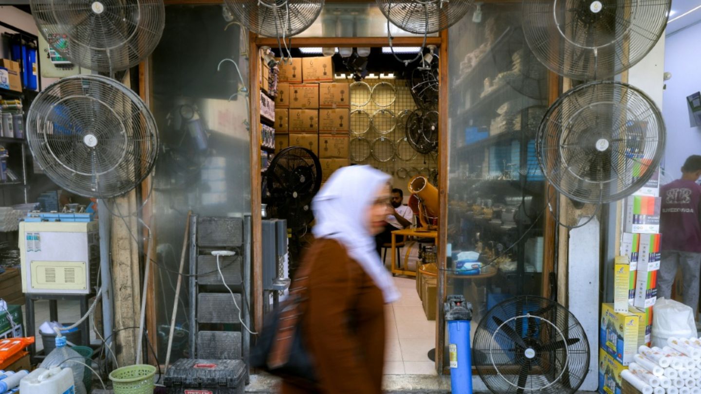 Ventilatoren vor einem Geschäft in Bagdad