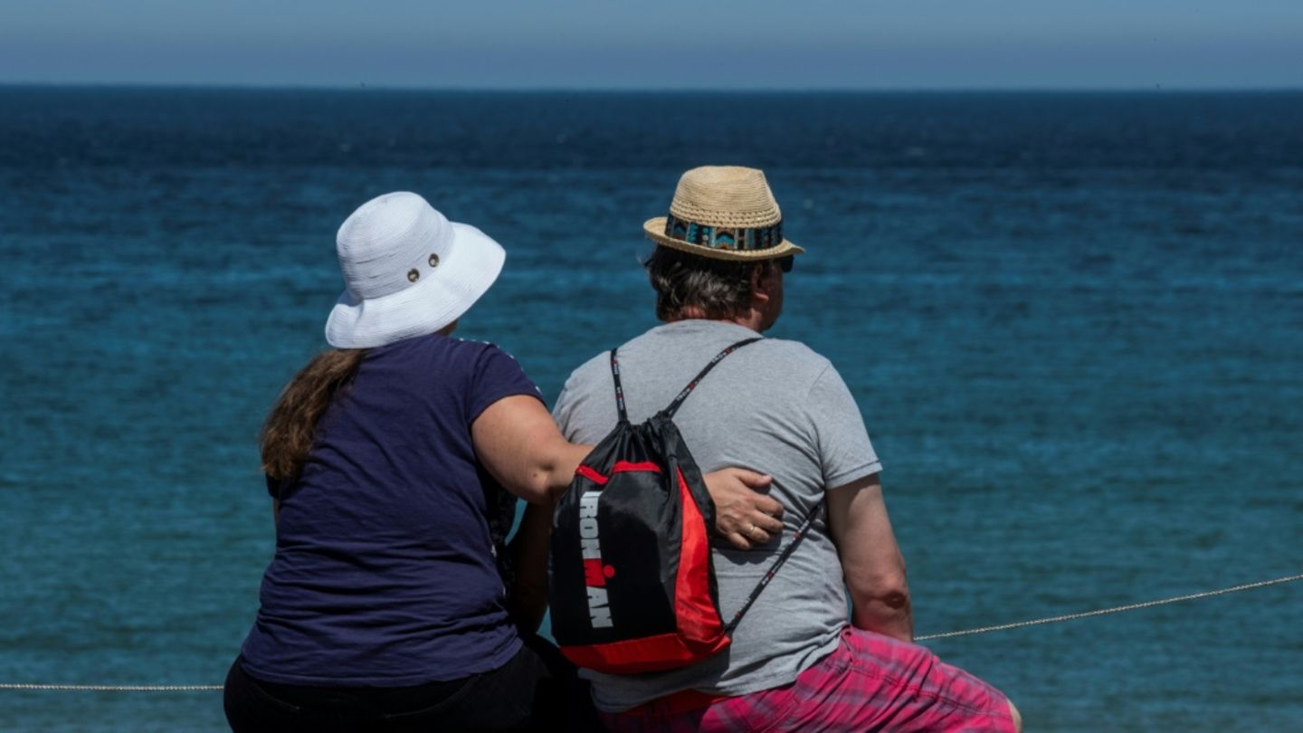 Zwei übergewichtige Menschen am Meer