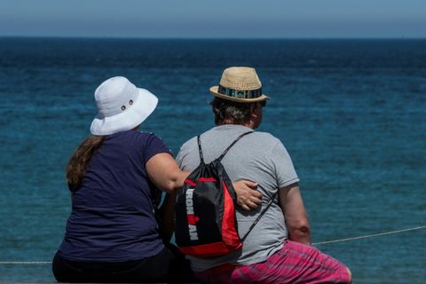 Zwei übergewichtige Menschen am Meer