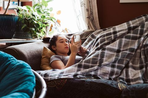 Depression: Jugendliche liegt auf Sofa