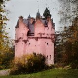 Pinkes Schloss im Wald