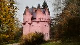 Pinkes Schloss im Wald