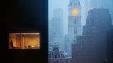Eine Wohnung mit Licht im Nebel einer Stadt