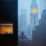 Eine Wohnung mit Licht im Nebel einer Stadt