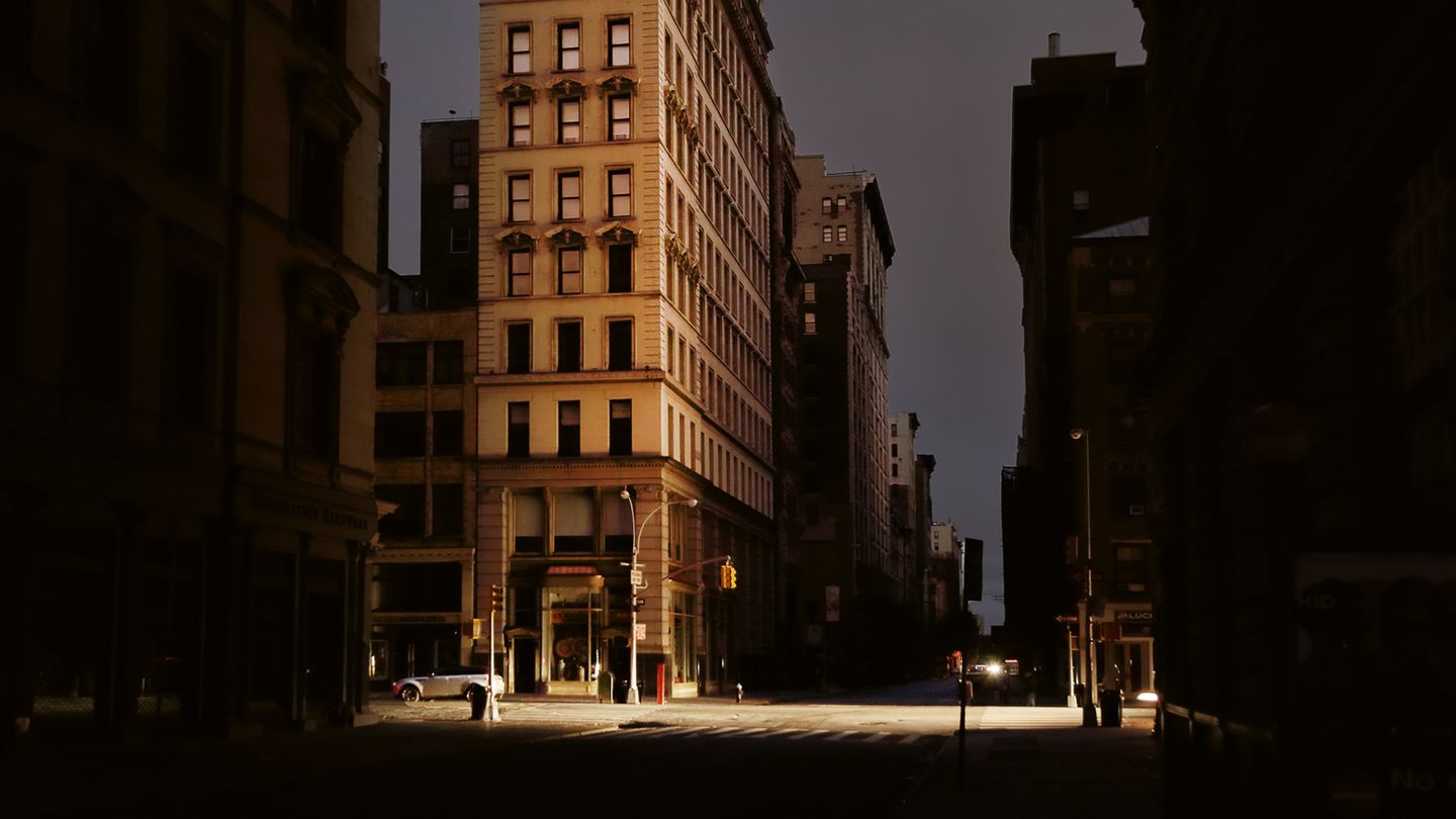 Straße in New York beim Stromausfall ohne Licht